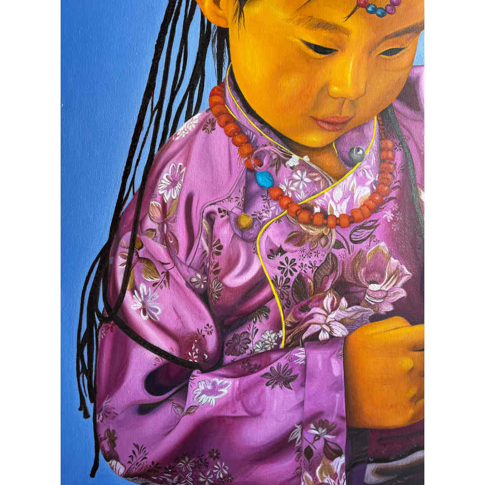 Detalle de Devi, niña tibetana pintada en un cuadro al óleo.